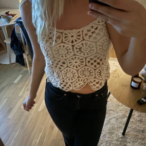 Krämvit linne  - Fint linne med detaljer. Aldrig använt.