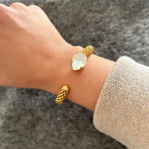 Superfint armband från Caroline Svedbom🤍Fint skick! Säljer då jag föredrar silver🤗Nypris 995:-