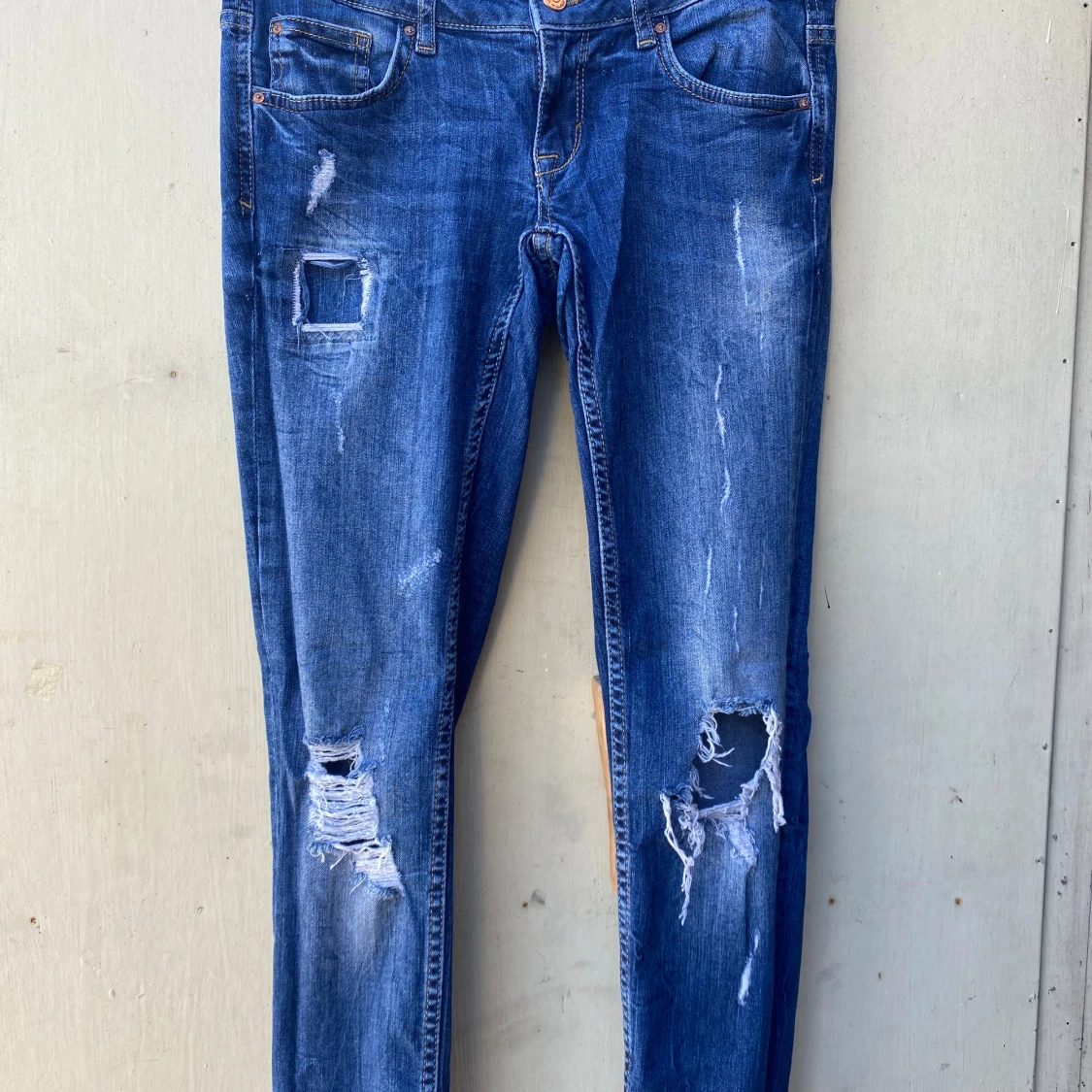 Blå jeans med slitningar från Perfect Jeans