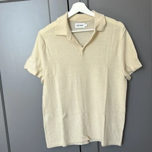 Töjbar tshirt - Riktigt skön tshirt som är aldrig använd och har ett material som gör tröjan töjbar för dig som vill använda den en längre period. 