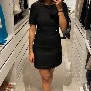 Klänning  - Svart klänning med gulddetalj