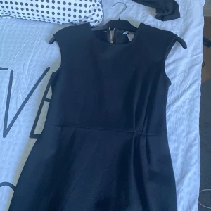 Svart klänning från H&m - En svart klänning som jag köpte på h&m när jag var 12(?) storlek s, bara använd ett fåtal gånger då den sedan blev för liten. Bra skick, ser inte använd ut. 