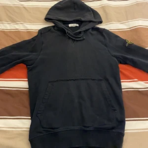 Stone island hoodie  - Säljer stone island hoodie Storlek s. Skick 7 av 10 