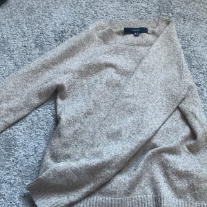 Stickad tröja  - En stickad tröja från vero Moda i modellen Vm doffy. Bra skicka använd cr 5 gånger säljer pågrund av att jag har två! Pris kan diskuteras original pris 249