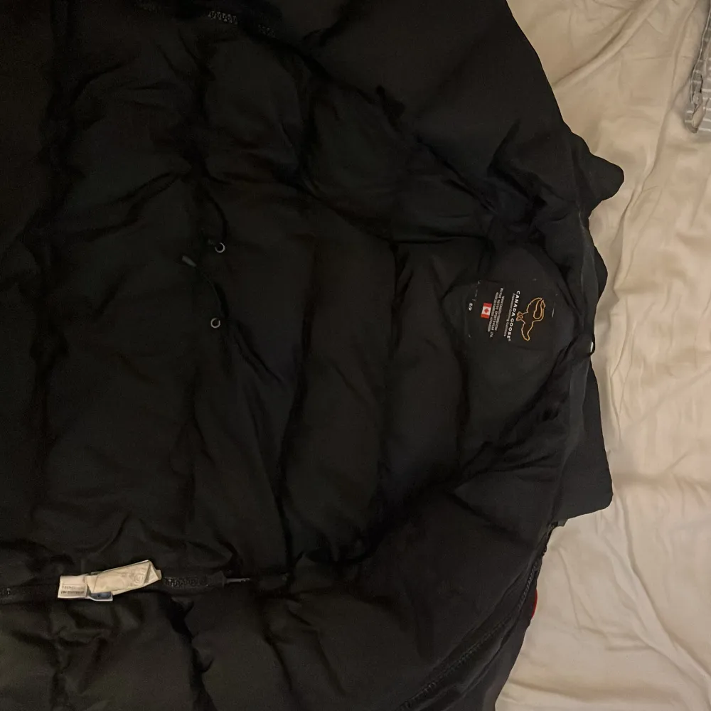 En Canada goose jacka S/P. Köpt för väldigt många år sen som en present till min pappa. Helt okej skick. Jackan fungerar och är skön men fickorna går inte riktigt att stänga. Skulle säga 6/10. Takit.
