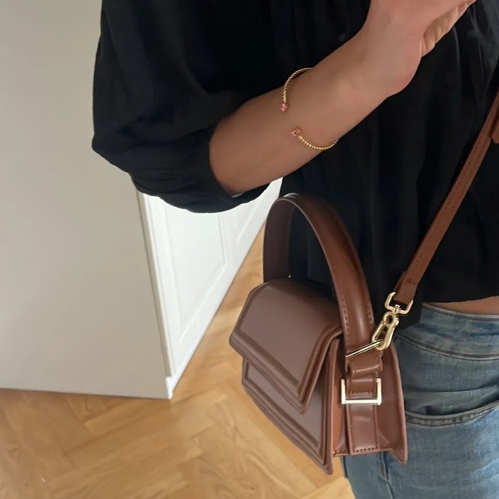 Brun mini väska från zara, med avtagbart band. Använd ett fåtal gånger så den är i mycket bra skick💕. Accessoarer.