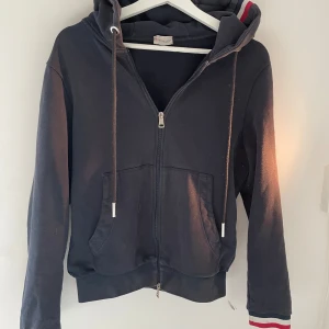 Moncler hoodie  - En fin moncler hoodie mörk blå skick 7,5/10,får snöre till hoodie 
