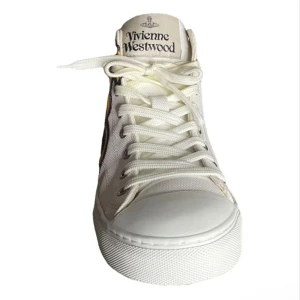 Vivianne westwood sneakers - Viviane westwood sneakers storlek 40. Använda endast 2 gånger. Boxen medföljs men kvittot har jag slarvat bort.