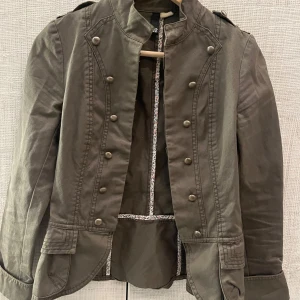Jeans jacka - Super snygg mörk grön jeans jacka till hösten. 