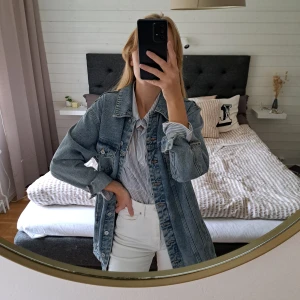 Lång jeansjacka - Lång jeansjacka från Vero Moda i storlek M. Jag har i vanliga fall XS i överdelar/jackor men har använt denna som en oversized, lite längre jeansjacka.