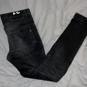 Dondup jeans - Tjena,säljer nu dessa sjukt feta dondup spoiled med irvin wash,liknande passform till George-nypris 3200. Denna modell säljs inte längre och är extremt eftertraktad❗️ Storlek 31