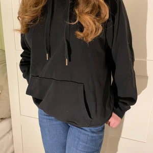 Oversized svart hoodie  - Sitter skönt, lite pösig💗 varsamt använd