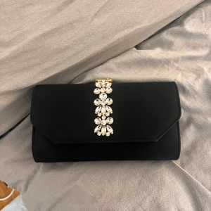 Clutch/väska - Säljer denna jättefina clutch/väska från Anna field. Endast använd en gång och så gott som ny! Nypris 320