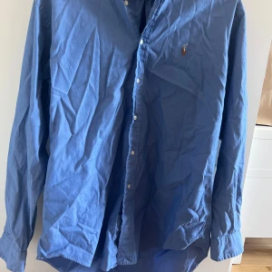 Ralph lauren skjorta  - Snygg skjorta från Ralph lauren i storlek M, mycket bra skick o snygg till mycket 