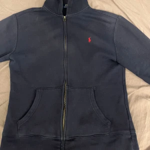 Ralph lauren zip hoodie  - Skit snygg Ralph lauren zip hoodie. Och väldigt sparsamt använd. Den är också lite solblekt som man kan se på bilderna, men inget stort. Tveka annars inte och skriva om du har övriga frågor. 
