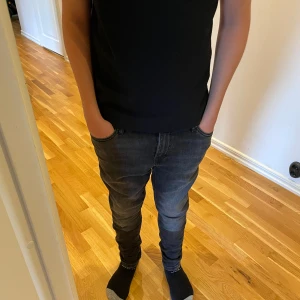 Jack and Jones jeans - säljer ett par Jack n Jones jeans med nice fade som liknar dondup george i både utseende och känsla, dem är helt nya med tags och säljer för endast 100 kr, storleken är 170 men sitter som 28/30 i referens, modellen är 170 cm lång, allt gott, mvh Noah