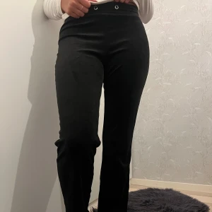 Mjukisbyxor - Säljer dessa mysiga byxor från Gina tricot i storlek XS. Snöret är borta och därav priset men är lika mysiga ändå🖤är 163 cm lång för referens 
