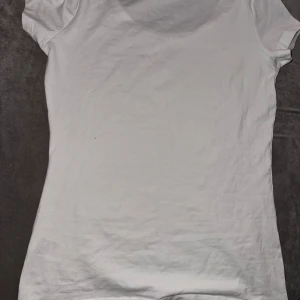 Tröja  - Basic vit tröja från Lindex. Den är helt ny. Har inte använde den. Passar tillsammans med ett par fina jeans eller kjol. 
