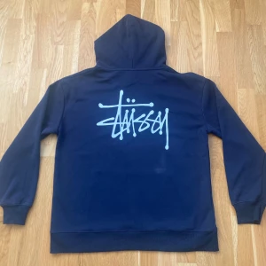 Stussy hoodie💞 - Säljer denna stussy hoodie då den är för stor💞 använd ett väldigt få tal gånger och är i väldigt bra skick! Inga defekter och är i en jättefin mörkblå färg💙 skriv om ni har frågor!💞