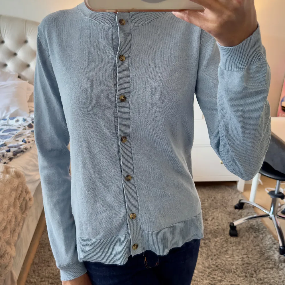 Saint Tropez blå basic cardigan med rund halsringning och knappar hela vägen. Säljer eftersom jag knappt använder den. I utmärkt skick. Köpt för 350kr. Använd gärna ”köp nu”. Tröjor & Koftor.