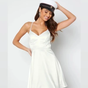 Studentklänning - Säljer denna otroligt fina studentklänning ifrån bubbelroom💕den går inte längre att köpa, nypriset är 999kr😇 jag har använt denna klänning 2 timmar på studentdagen under själva utspringet men hade en annan klänning på kvällen / flaket💓 ser oanvänd ut