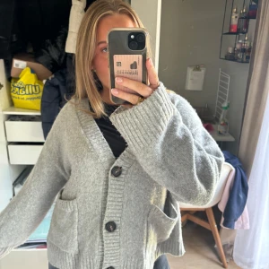 kofta - Säljer denna mysiga koftan från H&M i storlek S🩷