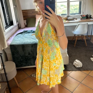 Somrig klänning  - Somrig klänning köpt på Mallorca. Bra kvalite! Säljer då den inte är min stil :)