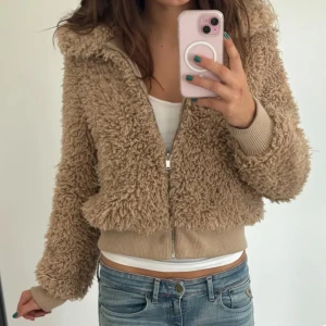 Beige teddyjacka - Teddyjacka från Gina som är perfekt till hösten⭐️ Första o andra bild lånad från:Fippokalippo💕men är precis samma jacka💕(Jae 166) Tryck gärna på köp nu💕⭐️ OBS! Gina tricot lappen samt hängbandet är sönder (se sista bild)💕