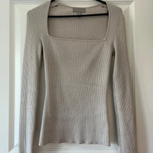 Långärmad tröja  - Jätte söt långärmad tröja som inte kommer till användning. Jätte fin detalj med slits i ärmarna☺️