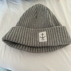 Grå resteröds mössa - En klassik snygg grå mössa