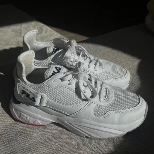 FILA Skor - säljer dessa fila skor då de inte kommer till användning💞 använda endast två gånger. storlek 39! ordinarie pris är 850kr. säljer för 500kr!