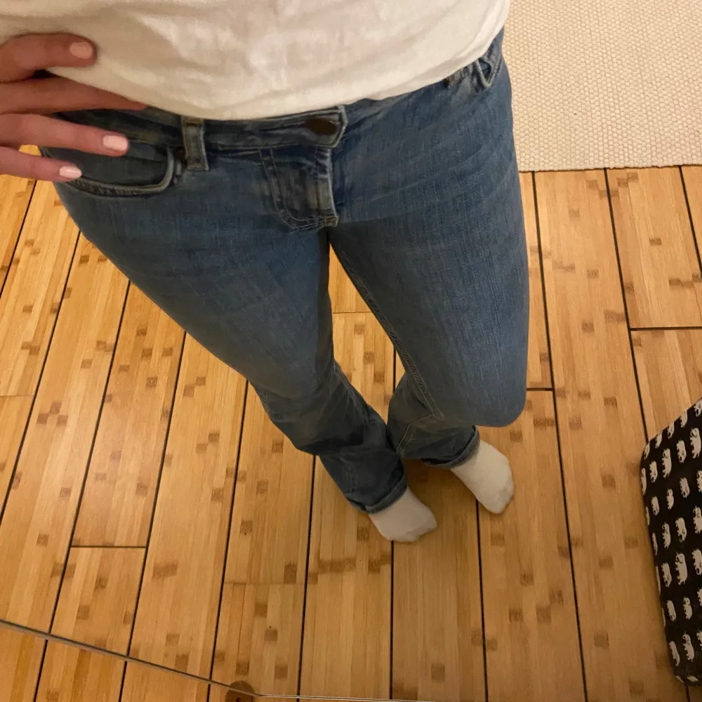 Säljer dessa jättesnygga jeansen!!! Dem är low/mid waisted och bootcut 🤩🤩. Jeans & Byxor.