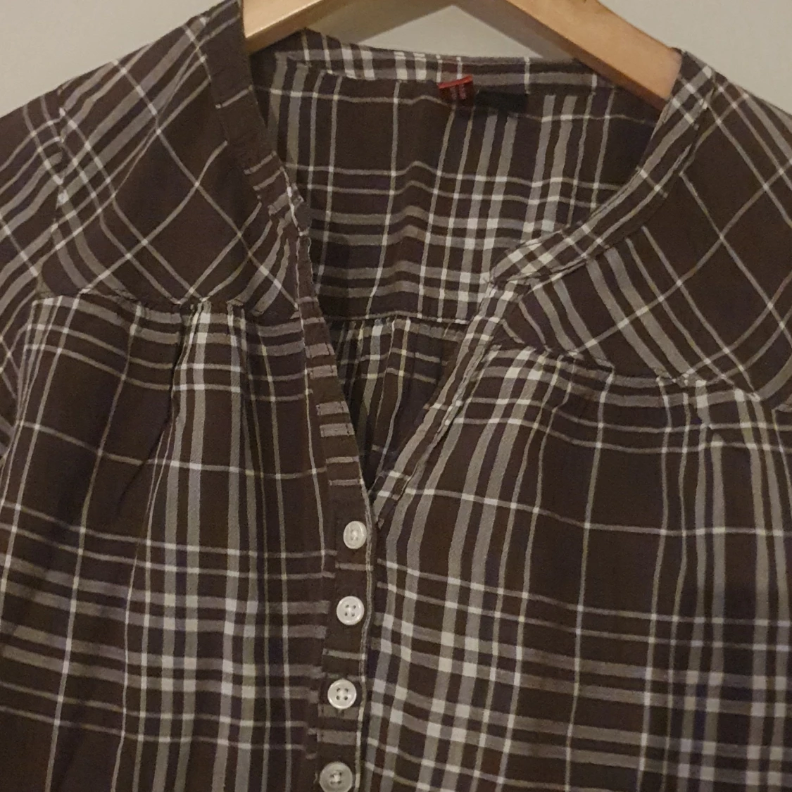 Brun rutig klänning med knappar - 90