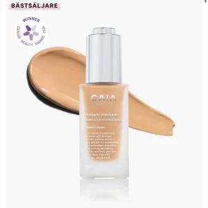 Caia Dewy Drops 30w - Endast använd ca 2 gånger, därmed mycket kvar. Väldigt fin, men kommer inte till användning då jag har en annan sminkrutin och behöver rensa🌸Nypris: 345kr. Mitt pris: 149kr