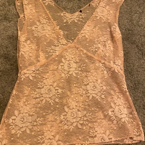 Genomskinligt Linne - Säljer detta rosa genomskinliga linnet från 90-2000 tal då det är efter min mamma men vet inte vart det är köpt eftersom lappen är borta väldigt bra skick har du mer frågor skriv till mig🩷 Är nog i storlek S 