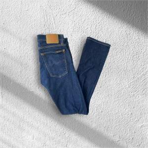 Säljer ett par snygga mörkblå jeans från nudie klassisk stil. De har en rak passform och är tillverkade i slitstarkt denimtyg. Perfekta för både vardag och fest! 🕺skick som nya pris 349