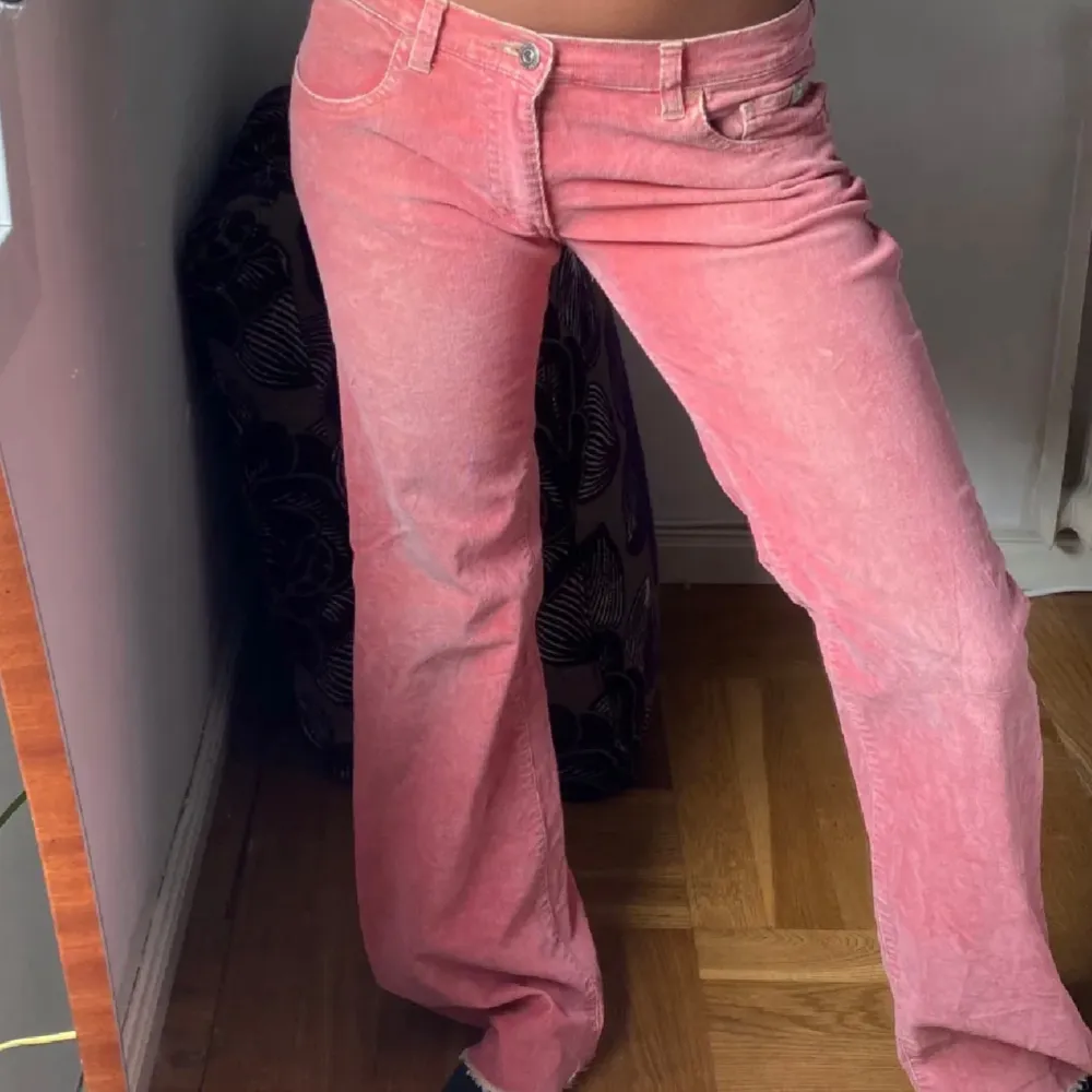 Säljer dessa otroliga jeans som är lågmidjade. Jag är 160 cm och brukar ha storlek 36 i zara jeans. Jag kan ja storlek 38 i vissa. De passar max 164cm lång.  Då jag inte har måttband- fråga ej om mått tack! 🫶🏼. Jeans & Byxor.