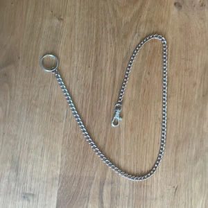 Byxkedjor - Den första kedjan är 70 cm som sitter högt upp på låret och är lite rosa/ koppar färgat på kanterna. Den andra är 1m och sitter runt knä nivå på mig jag är 156 och den är silver färgad. 10 kr styck för båda 15-20kr