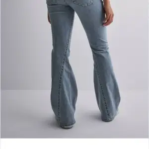 Säljer dessa low waist true religion jeansen som knappt är använda. Nypris 1299, hör av dig vid intresse eller frågor💗