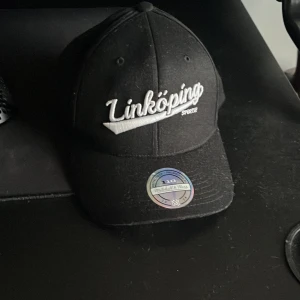 Mitchell & ness x sportif keps - Säljer en helt ny Mitchell ness  och sportif collab keps eftersom den aldrig kom till användning. Köpt i Linköping på Sportif för 300kr men säljer för 200kr för att jag vill bli av med den. 