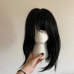 Peruk syntet - Fin svart peruk, aldrig använd o syntet. Själv har jag stort huvud och den passar mig. Skysterbar baktill.