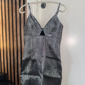 Glitter klänning  - Jätte fin glitterklänning. Som man kan ha på nyår eller fest! Den är bara andvänd 1 gång och vill sälja för att rensa! Super fin och sitter så fint. Den är storlek XS men passar allt ifrån XXS-S