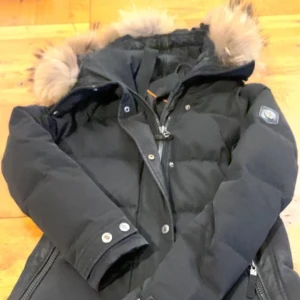 Hollies pälsjacka - Säljer min hollies vinterjavcka då den tyvärr inte kommer till användning. Vintern är bakom hörnet så det är bara att pass på. Varm och bekväm, men även fin. 