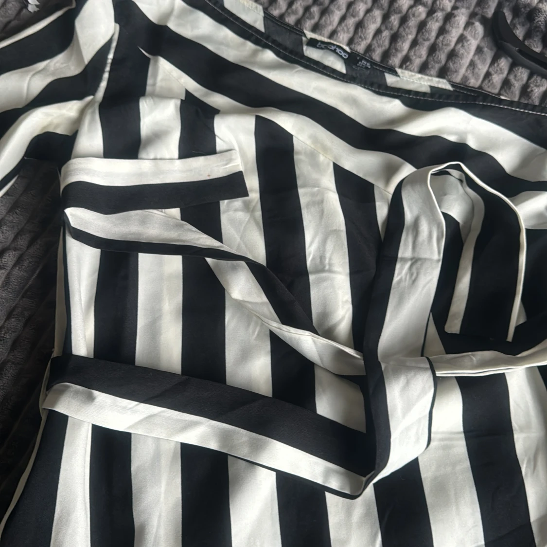 En svart vit randig blus med en arm  - 90