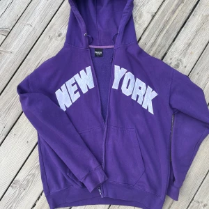 Zip hoodie - Storlek L men skulle säga att de passar S/M. Okej skick