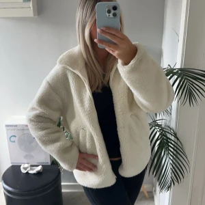 Teddyjacka - Säljer denna superfina teddyjackan då jag har en till🥰 den är i väldigt fint skick och i storlek M. Köpte för 600 säljer för 450kr!❣️