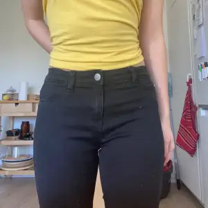 skinny jeans som användes bara nångång, medium midja. Är storlek 158 men kan även passa som xxs. Meddela mig vid frågor eller om ni vill få mer bilder :)