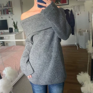 Off shoulder tröja - Stickad off shoulder tröja, aldrig använd 💕