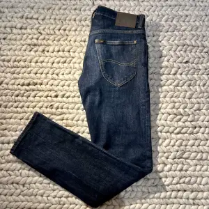 Säljer nu dessa feta jeans från lee för ett super pris!  Passform- relaxed/slim  Tvätt - mörkblå  Skick - 9/10 (använda 3ggr) Modell - 183 (67kg)