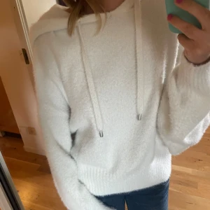 Vit stickad hoodie - Söt vit stickad hoodie, oversized🤍Så mysig och mycket bra skick🤍